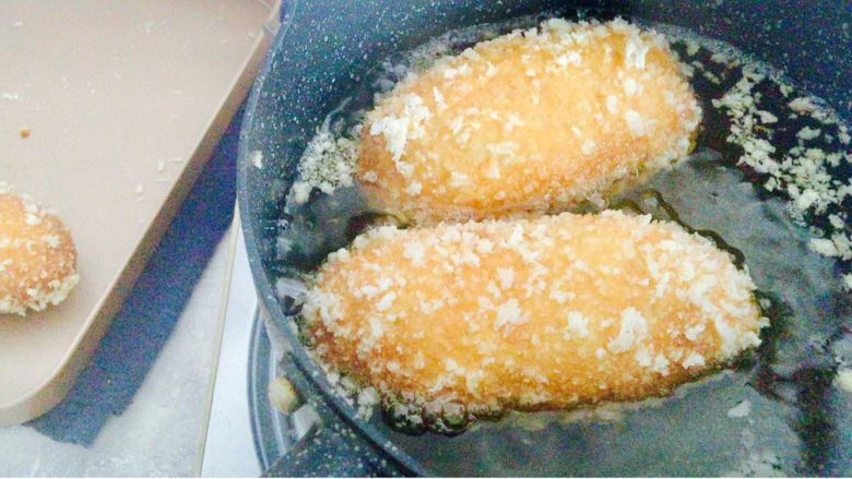 咖 喱 餐 包,炸至表面金黄即可捞出,沥油……