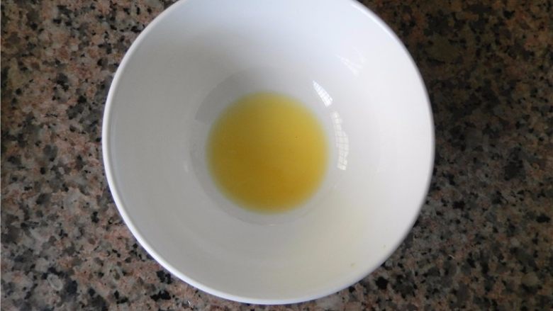 蜂蜜烤南瓜,<a style='color:red;display:inline-block;' href='/shicai/ 887'>黄油</a>隔热水融化成液态(或微波炉加热1分钟)。