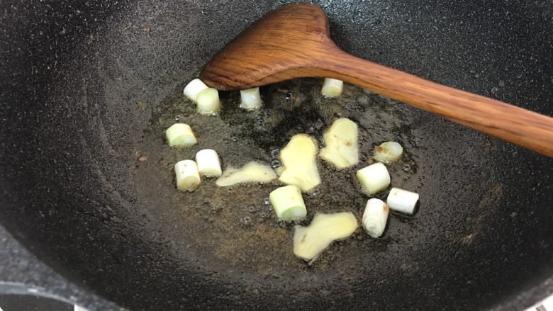 贵妃醉鸡,锅底留油,下姜片,䓤段炒香