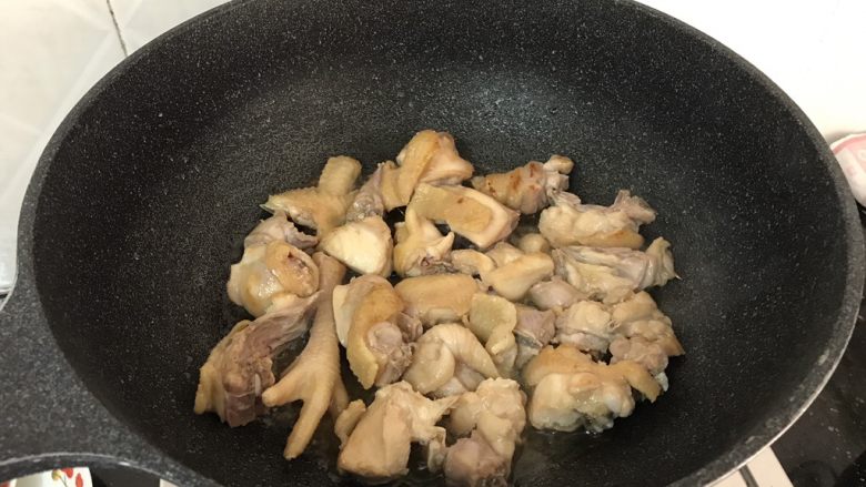 贵妃醉鸡,煎至两面微黄,无需熟透,因为后面还煮的