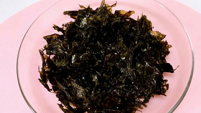 拌饭料,将紫菜撕碎(根据宝宝月龄自行调整大小块)