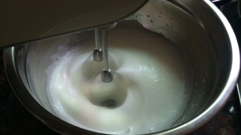迷彩蛋糕卷,细小的泡沫时再加入糖,继续打发,出现纹路时加入剩下的糖,转中速打发。