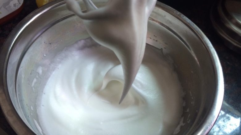 迷彩蛋糕卷,边打边看看打发的状态,提起是大弯勾便可,别把蛋白打硬了,打过了蛋糕容易开裂,且组织较粗糙。