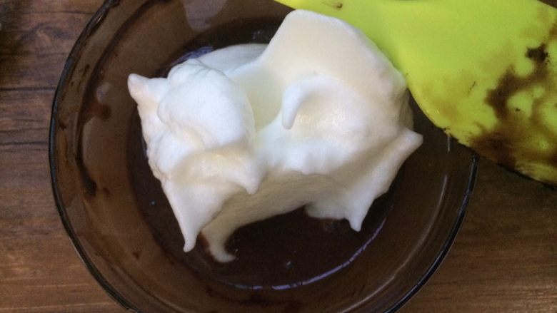 迷彩蛋糕卷,再分别加入20克蛋白霜,切拌或翻拌均匀即可,注意搅拌手法。