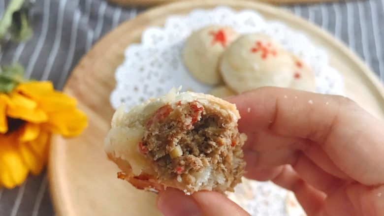 酥成渣的小龙虾月饼😋,自己做的料足,每口都有好多小龙虾。😋