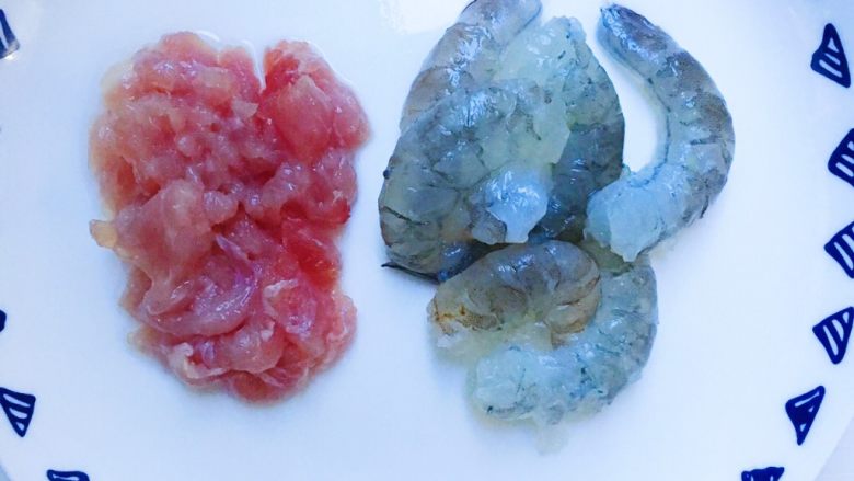 豇豆角酿肉,食材处理二:猪肉切小块 虾肉去壳去虾线后放入辅食机搅拌成泥