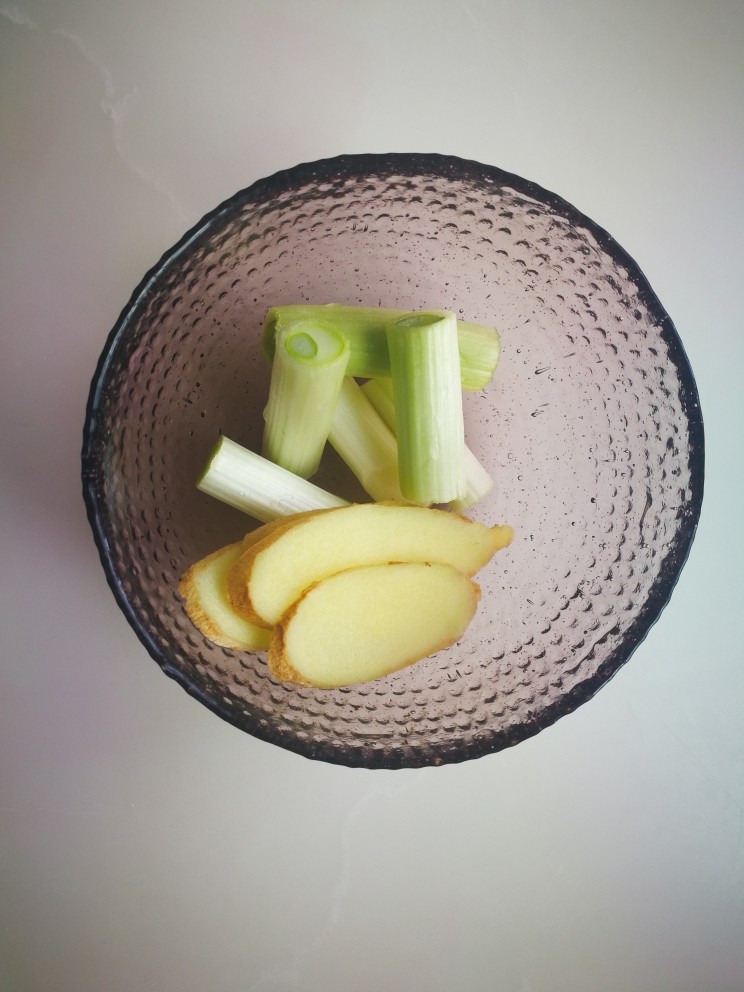 红烧鸡翅,葱姜切好待用。