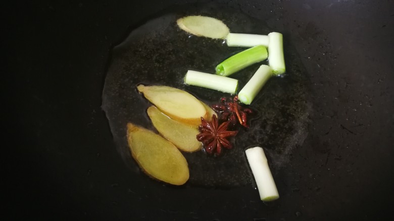 红烧鸡翅,锅中放底油,爆香葱姜和八角。