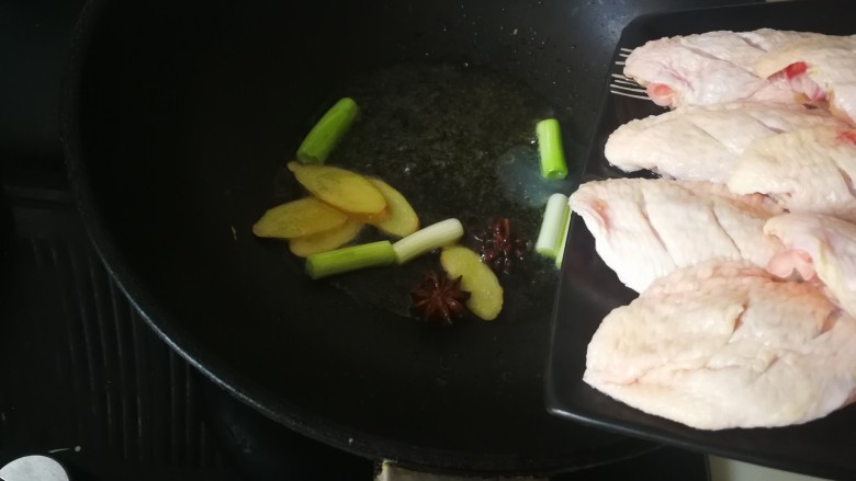 红烧鸡翅,放入鸡翅,翻炒。待两面金黄后加入清水。