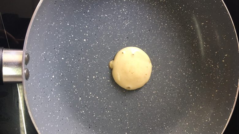 粗粮香蕉酸奶松饼(全蛋打发版),热锅 无油 小火 盛一勺松饼糊 在离锅5公分的高度倒下去 就会自动形成小饼 表面出现小气泡翻面