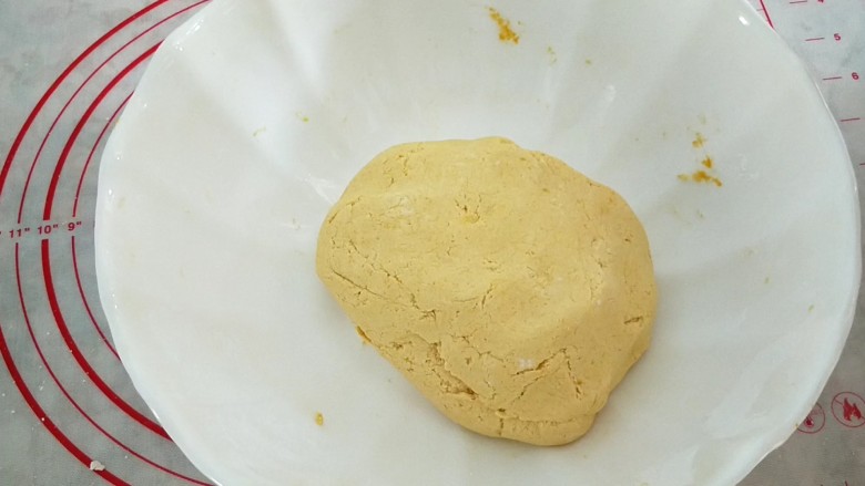 脆皮南瓜饼,并揉找面团,如果糯米粉少了,会湿就有些粘手。
