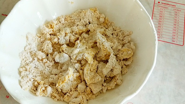 脆皮南瓜饼,加入<a style='color:red;display:inline-block;' href='/shicai/ 520'>糯米粉</a>,拌成紊状。粉不要一次性加入,看干湿情况再添加