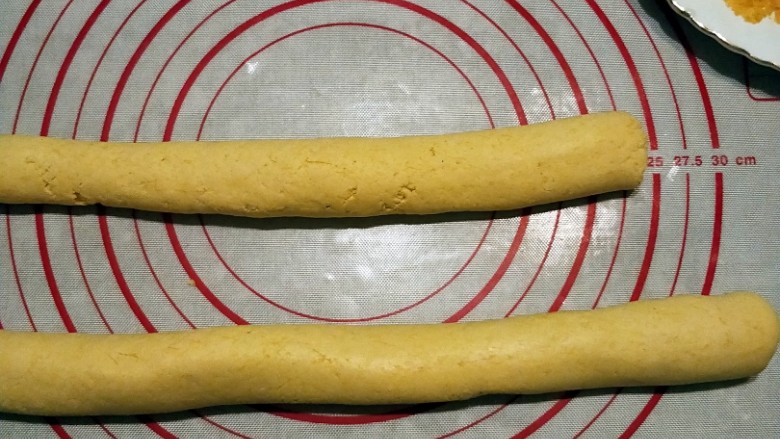 脆皮南瓜饼,分成2块,搓粗细合适的长条