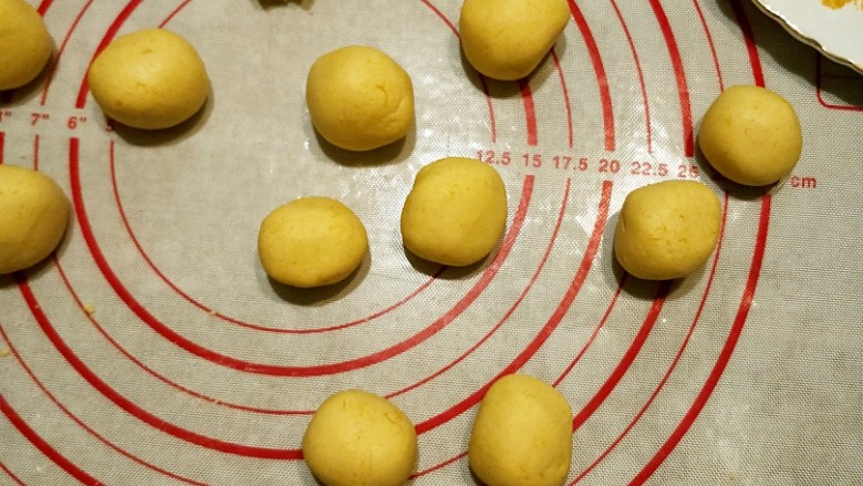 脆皮南瓜饼,用手稍微搓圆,一般二宝喜欢干这活儿