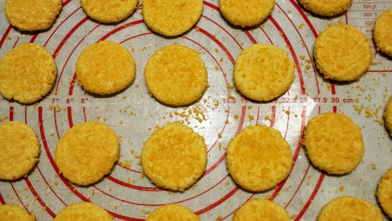 脆皮南瓜饼,全部做好的南瓜饼,多的部分装入保鲜袋冷冻保存。