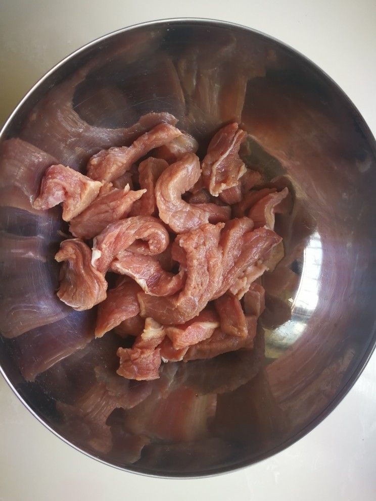 牛肉干,<a style='color:red;display:inline-block;' href='/shicai/ 216'>牛肉</a>洗净浸泡后,切食指粗肉条。喜欢有嚼劲的,可以顺着纹理切,反之,则要逆着纹理切,我是逆着纹理切的。