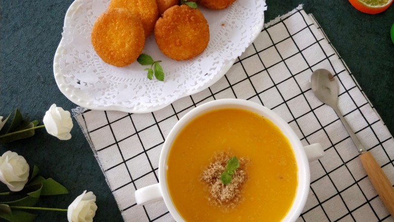 脆皮南瓜饼,配上一杯牛奶或豆浆,或是南瓜糊,早餐也解决了