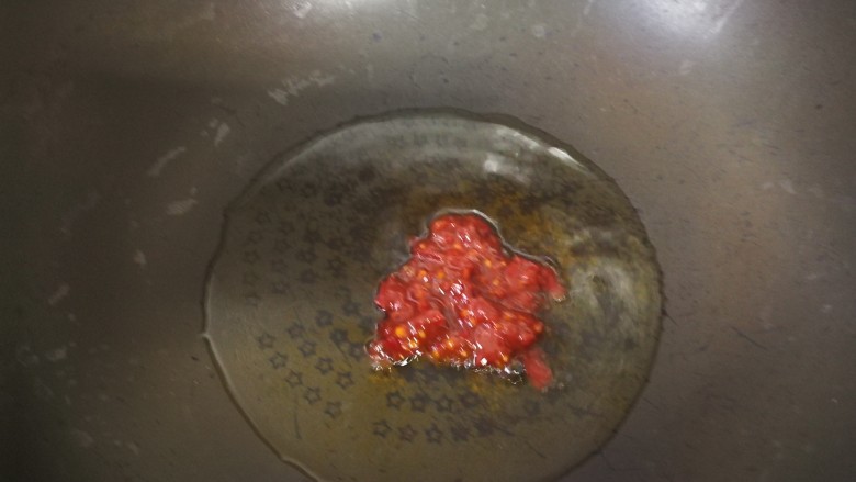 牛肉干,锅中放底油,加了一匙红油豆瓣酱。
