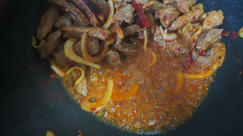 牛肉干,炒制过程中,会出现少量水分和汤汁。
