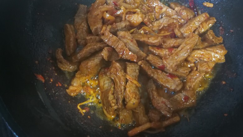 牛肉干,继续翻炒,直至汤汁收干,这个时候的牛肉已经充分入味,味美至极。