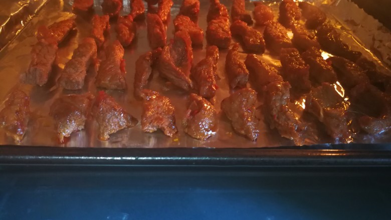 牛肉干,烤箱我设置的是上下火230℃,20分钟。