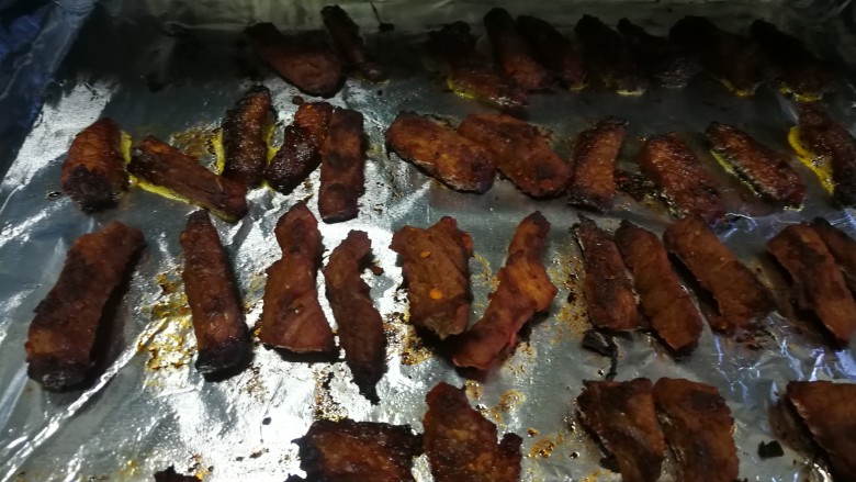 牛肉干,时间过半的时候翻动一下,二十分钟,可爱的小零食新鲜出炉。