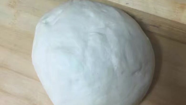 自制麦辣鸡腿汉堡,发酵好的面团直接在面包机中启动揉面程序8分钟,给面团进行排气