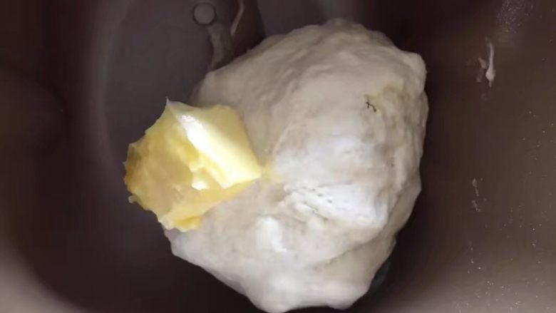自制麦辣鸡腿汉堡,第一个揉面程序结束后加入软化的黄油,继续揉面程序13分钟