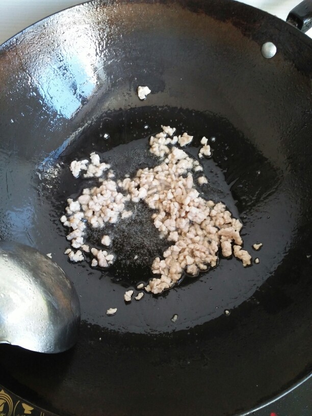 烧麦,锅热油把肉放进去翻炒变色,炒干一点比较香。