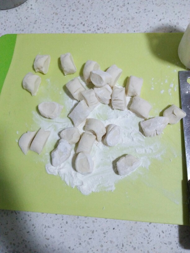 烧麦,用手揉成圆柱体,撒点面粉再用刀切小剂子。