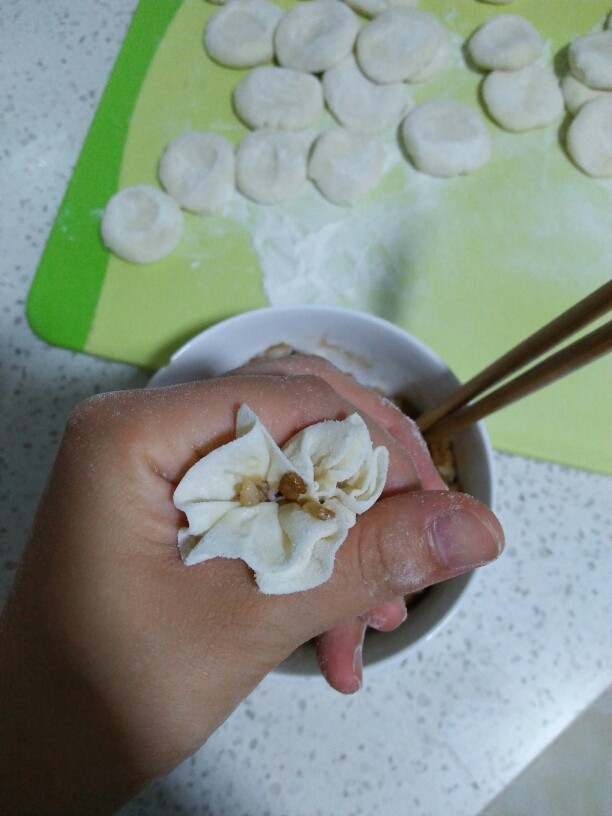 烧麦,用手捏紧,再挤几下就可以了。