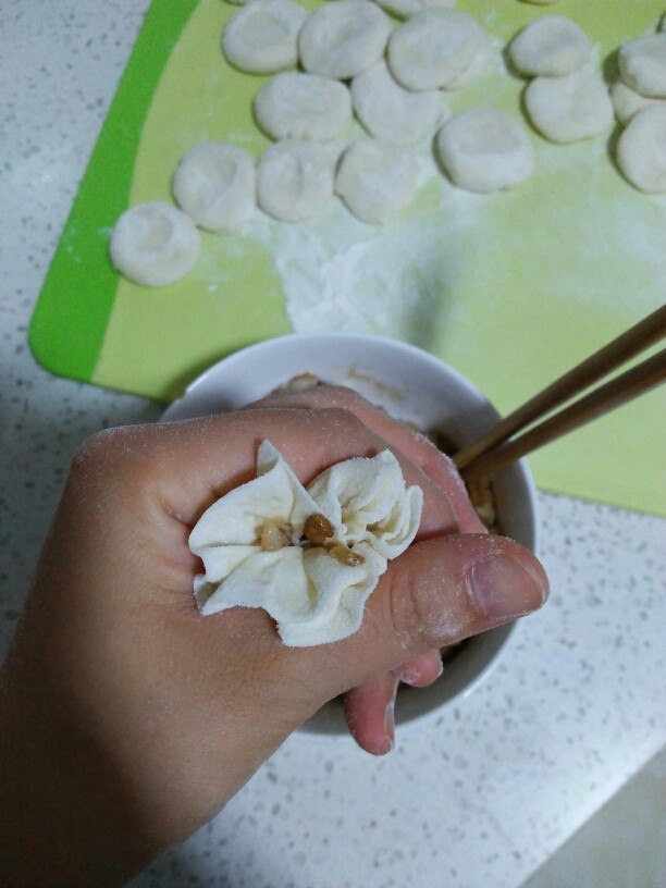 烧麦,用手捏紧，再挤几下就可以了。