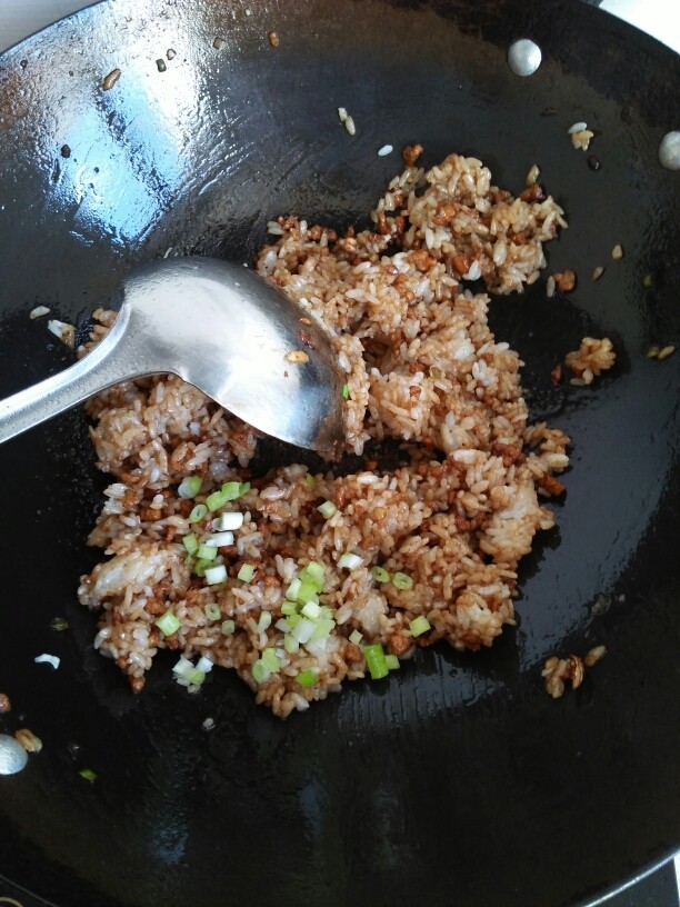 烧麦,再撒点葱花,这样就更好吃一些,觉得不是很咸可以再放一点点盐。