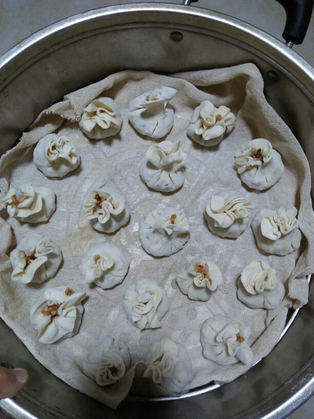 烧麦,全部做好放蒸笼里面,冷水上锅蒸,大火烧开蒸十五分钟就可以了。