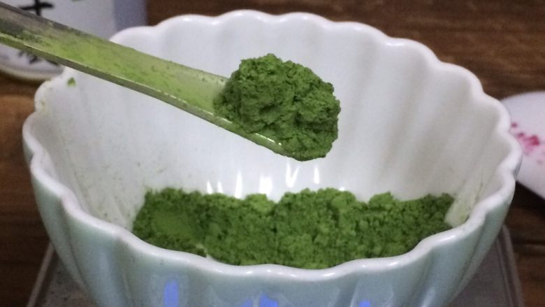 迷彩蛋糕卷,冷却的空隙打发抹茶奶油,先准备抹茶溶液。