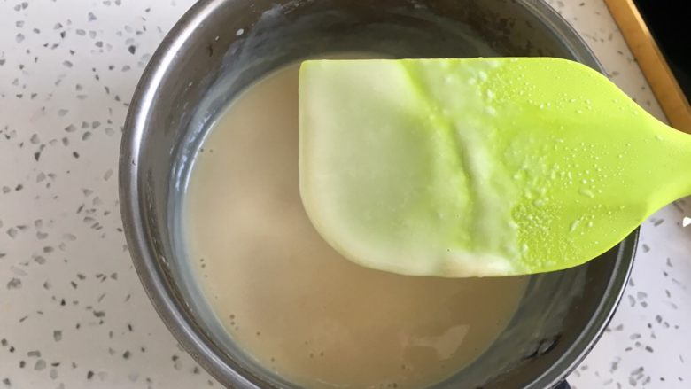 自制炼乳(奶粉版),离火,这时候就能看到是挺稠的沾在刮刀上,现在很热,过会凉透会更浓稠。