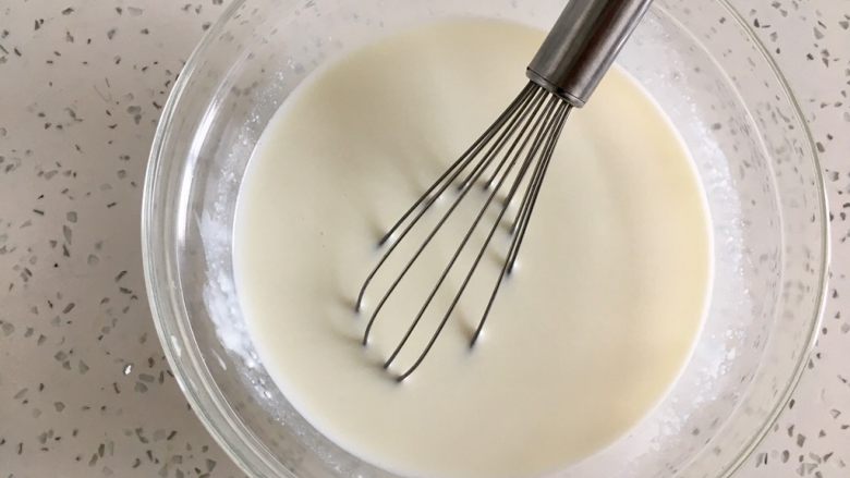 自制炼乳(奶粉版),用蛋抽搅拌均匀。