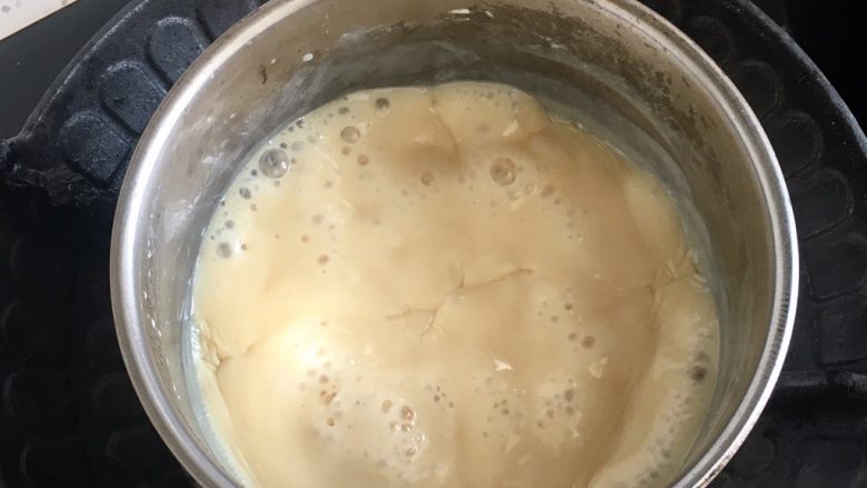自制炼乳(奶粉版),小火,一定要小火哈!要有耐心,不停的熬,直到熬的冒大泡。