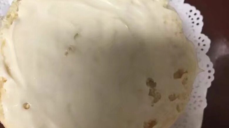 自制麦辣鸡腿汉堡,一个面包从中间切开,分别抹一层沙拉酱