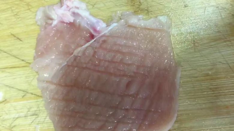 自制麦辣鸡腿汉堡,为了更入味,在每一片上划成菱形花纹