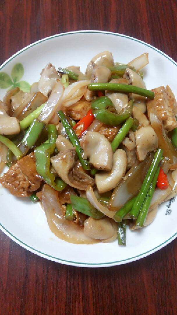 爆炒花肠,最后放入炒好的配菜,放几滴老抽调色,最后放入<a style='color:red;display:inline-block;' href='/shicai/ 756'>鸡精</a>。出锅啦!
