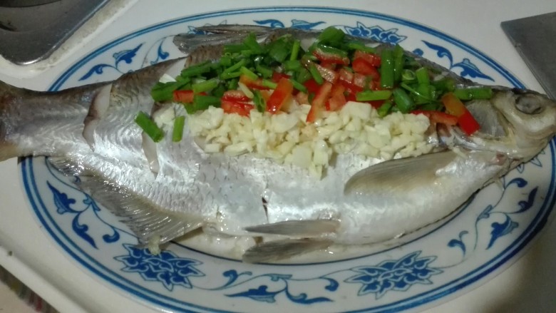 好想吃~清蒸鳊鱼,另外放葱花,<a style='color:red;display:inline-block;' href='/shicai/ 86663'>红辣椒</a>粒,蒜粒鱼身上
