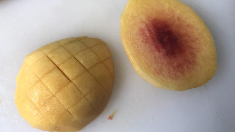 黄桃海绵蛋糕,2、黄桃核的两边,切块,再切小块,约1cm大小立方体。