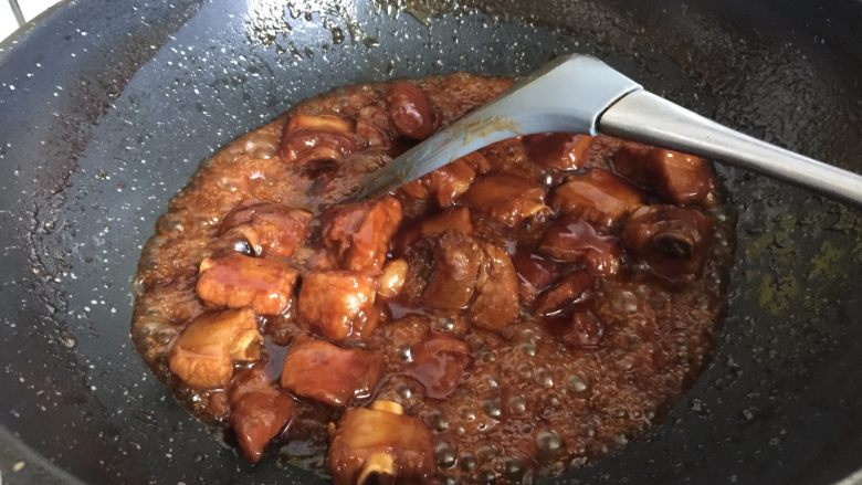 糖醋排骨,这是煮了40分钟后的,汁水已浓稠