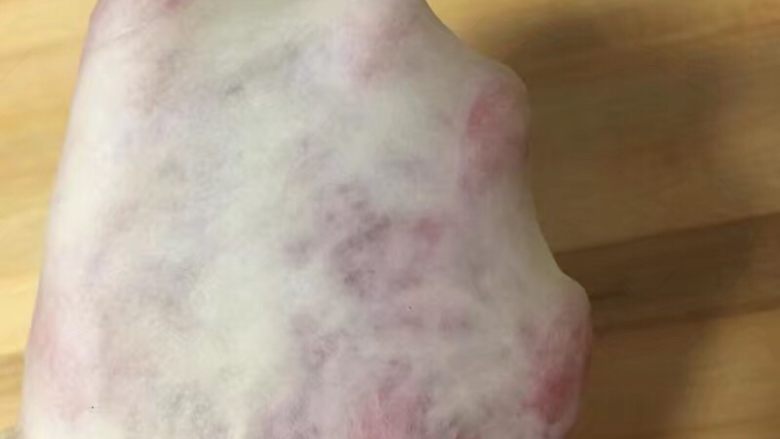 自制麦辣鸡腿汉堡,能够揉成薄膜为准,千万不可长时间揉面,不然容易断筋就出不了薄膜了,这样做出的面包松软