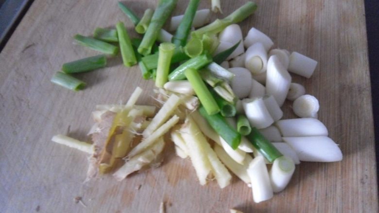 豆瓣虹鳟鱼,准备葱姜蒜