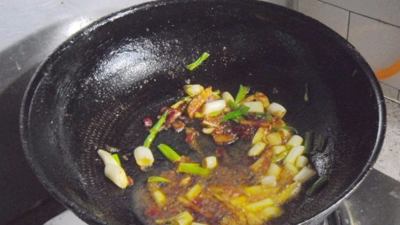 豆瓣虹鳟鱼, 小火炒出红油