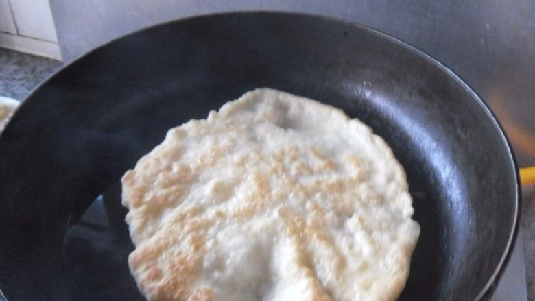 发面鸡蛋饼, 一面烙好后,翻面再烙