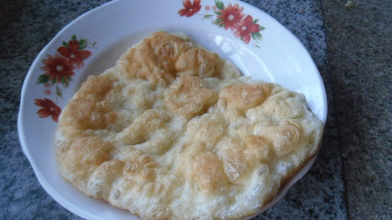 发面鸡蛋饼,两面都烙制到金黄,出锅装盘