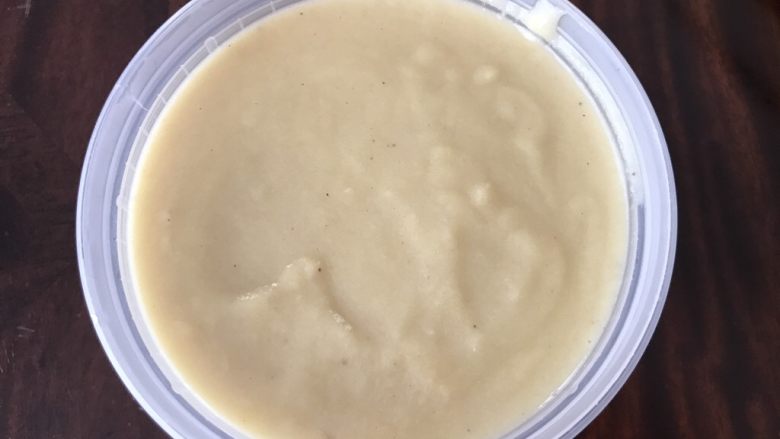 💋流心榴莲月饼🍥,倒入容器里待凉后放入冰箱冷冻一到两个小时。
⚠️必须冷冻一两个小时后才可以进行下一步哦!!